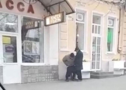 В центре города Таганрога неизвестный ср*л в урну 