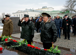 В канун Дня защитника Отечества в Таганроге возложили цветы 