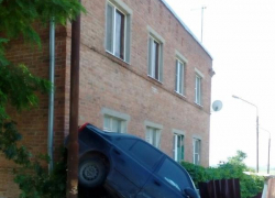 В Хапрах «водитель – летчик» не рассчитал траекторию и застрял между домом и забором