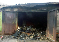 В Таганроге случилось возгорание двух гаражей