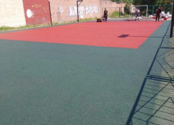 На спортивной площадке по Мариупольскому шоссе поменяли покрытие благодаря депутату и МАУ «Стадион Торпедо»