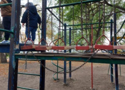 Детям здесь не место: детская площадка в центре Таганрога опасна для игры