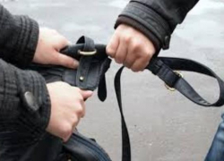 Среди бела дня у таганрожца отняли бумажник и телефон