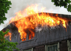 Огонь «пожирает» село в Неклиновском районе