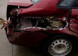 В Таганроге трамвай «вскрыл» иномарку до «внутренностей»