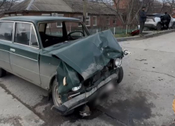 Женщина за рулём Geely не уступила дорогу ВАЗу: в Таганроге пострадали трое