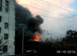 В Таганроге бушующее пламя выжгло цех завода «Термопласт»