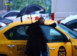 «У нас, что новый налог на дождь?»: таганрожцы возмущены «дикими» ценами на такси