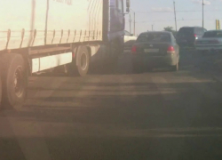 В Таганроге фура зацепила и смяла иномарку