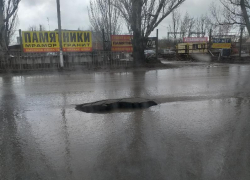 Таганрожцы зафиксировали очередной неогражденный провал на Поляковском шоссе 