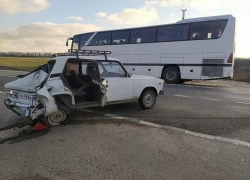 На трассе Ростов-Таганрог автобус с 17 подростками врезался в «семёрку»