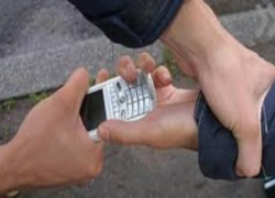 В Таганроге у мужчины отняли телефон