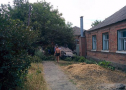 В Таганроге перевернувшаяся иномарка «доехала» на крыше до забора частного дома
