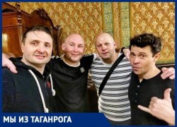 Павел Деревянко опубликовал фото с суровыми мужиками из бани