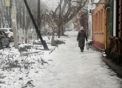 Видео с прогулкой по покрытым льдом тротуарам прислала наша читательница 