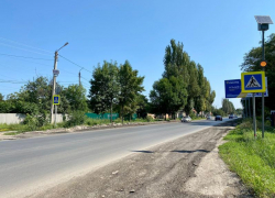 Знаки есть, разметки нет: на дороге по Мариупольскому шоссе забыли нарисовать «зебру»