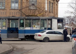 В Таганроге иномарка столкнулась с трамваем