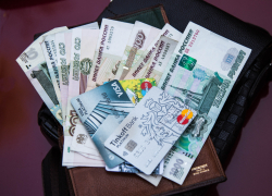 Бывший муж снял всю наличку с банковской карты своей экс-супруги в Таганроге