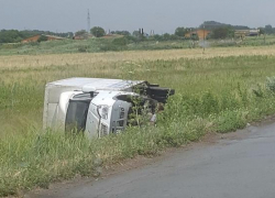 Под Таганрогом на трассе перевернулся грузовик