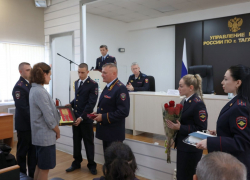 Погиб в Запорожье: вдове таганрогского полковника полиции Панюшкина вручили медаль