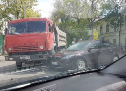 КамАЗ врезался в легковую иномарку при развороте на перекрестке в Таганроге