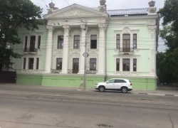 «Мягкие места кончились»: скандал на концерте в дворце Алфераки из-за деревянных стульев и хамства сотрудников