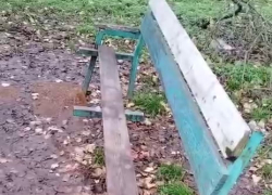 “Такой скамейки нет ни в одном городе”: таганроженка показала неухоженный двор в Военном городке