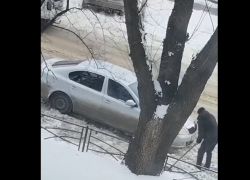 Спасибо прохожим, а не коммунальщикам: водитель застрял у вокзала в Таганроге