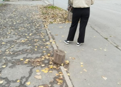 У семи нянек — дитя нос разобьёт: травмоопасная остановка в Таганроге грозит школьникам 