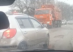 Снегоуборочная техника в Таганроге ездит не по правилам