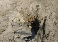 В Таганроге на берегу моря люк уходит под песок