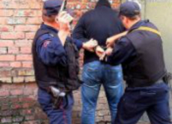 Полиция Таганрога задержала грабителя, угрожавшего продавцу магазина 