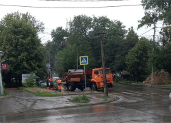Дожди дождями, а асфальт по расписанию: таганрогских дорожников не останавливают погодные стихии