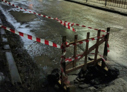 Бабушка с палочкой стала жертвой провала грунта в Таганроге