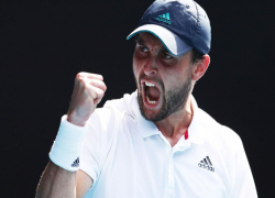 Таганрогский теннисист вышел в одну четвёртую финала Australian Open