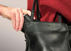 Таганроженка стала жертвой группы воров в супермаркете 