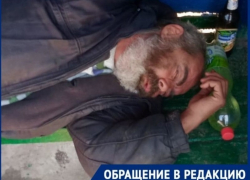 Бомж облюбовал одну из остановок и не даёт покоя местным жителям 