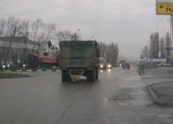 В Таганроге во время движения прицеп отцепился от КамАЗа и выехал на встречку. Видео