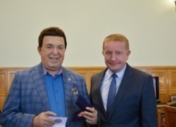 Сергей Горбань вручил Иосифу Кобзону Знак отличия «За ратную службу»