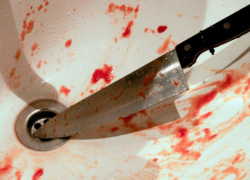 Пьяная таганроженка  порезала ножом своего 21-летнего кавалера