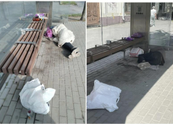 Уютную квартиру устроил себе бомж на остановке в центре Таганрога
