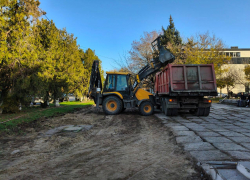 "Товарищ Борщ и товарищ Лопата": таганрожцы не хотят ремонт  тротуара "как обычно"