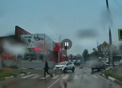 За малым не снёс: водитель в Таганроге чуть не поломал пешехода