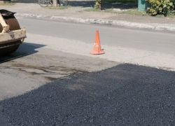 "Это позор, а не ремонт": в Таганроге метут и латают дороги