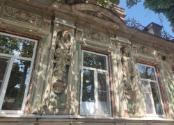 Еще чуть-чуть и голова отвалится: пластиковые окна на историческом здании разрушили старинную архитектуру