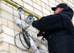 в Таганроге мужчина попытался украсть камеру наблюдения