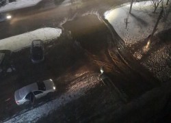 В честь приближающегося праздника, лужа на Русском Поле приняла форму бокала