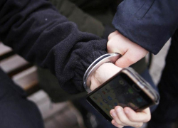 Таганрогские полицейские задержали 18-летнего парня, укравшего мобильный