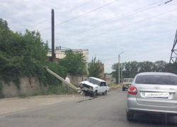 В Таганроге бетонный столб не прошел краш-тест при столкновении с легковушкой