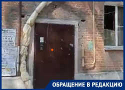 В Таганроге 9 месяцев УК «Гарант» «вынашивает» козырек к подъезду, но он никак не появится